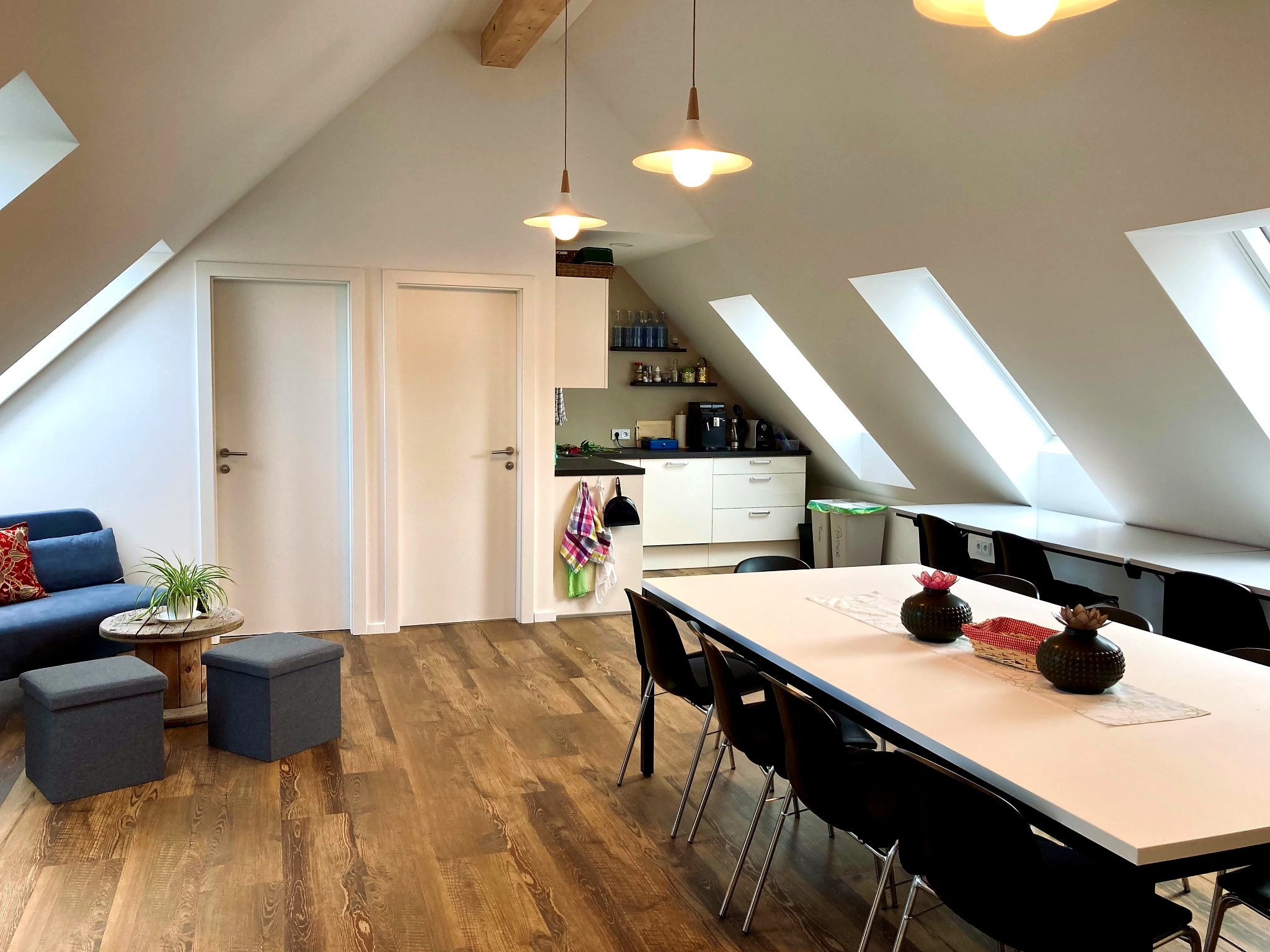 Kleiner Seminarraum mit Küchenbereich am Satzinger-Hof